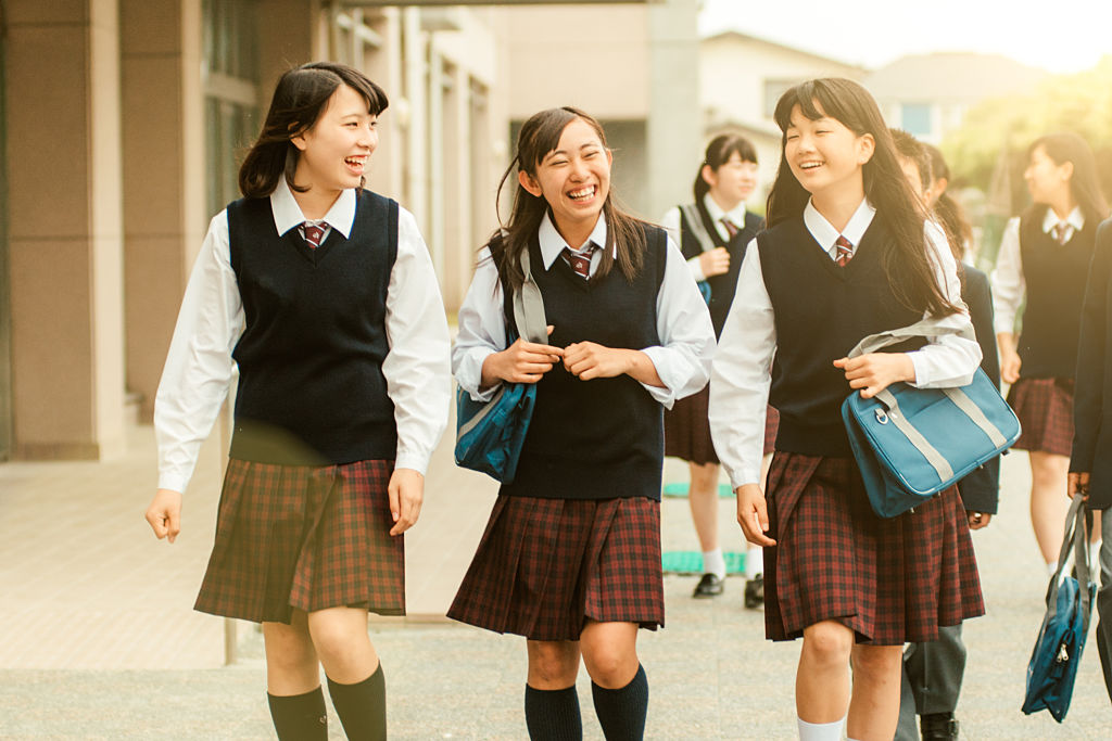 高校入試に向けて学習する中学生のイメージ