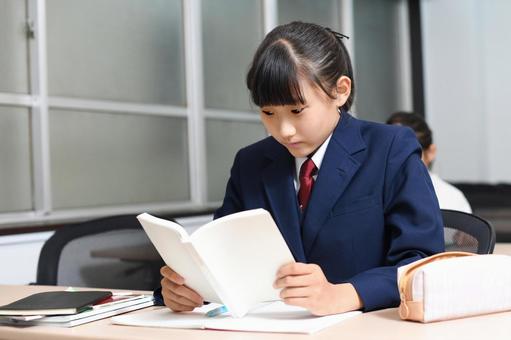 公立高校入試に向けて勉強する中学生のイメージ