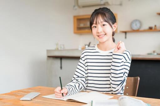 定期テストに向けて家庭学習を進める生徒のイメージ